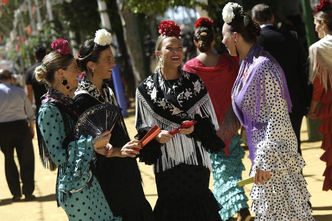 Calor y multitudes este lunes en el real de la Feria