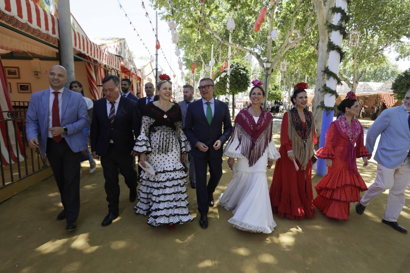 Manuel Gavira y Cristina Peláez pasean por el real junto con otros miembros de Vox