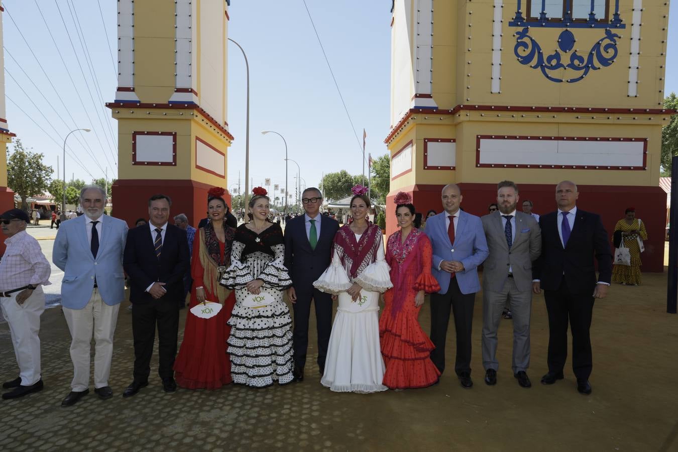 Manuel Gavira y Cristina Peláez pasean por el real junto con otros miembros de Vox