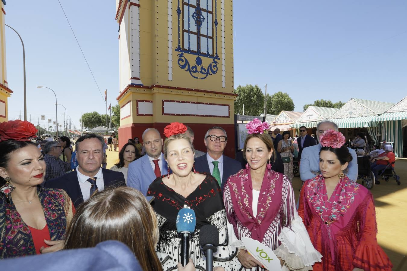 Manuel Gavira y Cristina Peláez pasean por el real junto con otros miembros de Vox