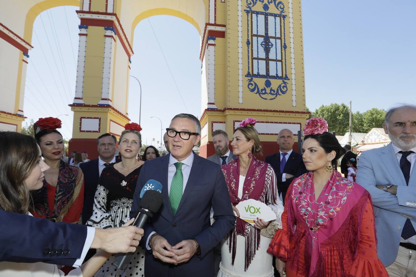 Manuel Gavira y Cristina Peláez pasean por el real junto con otros miembros de Vox