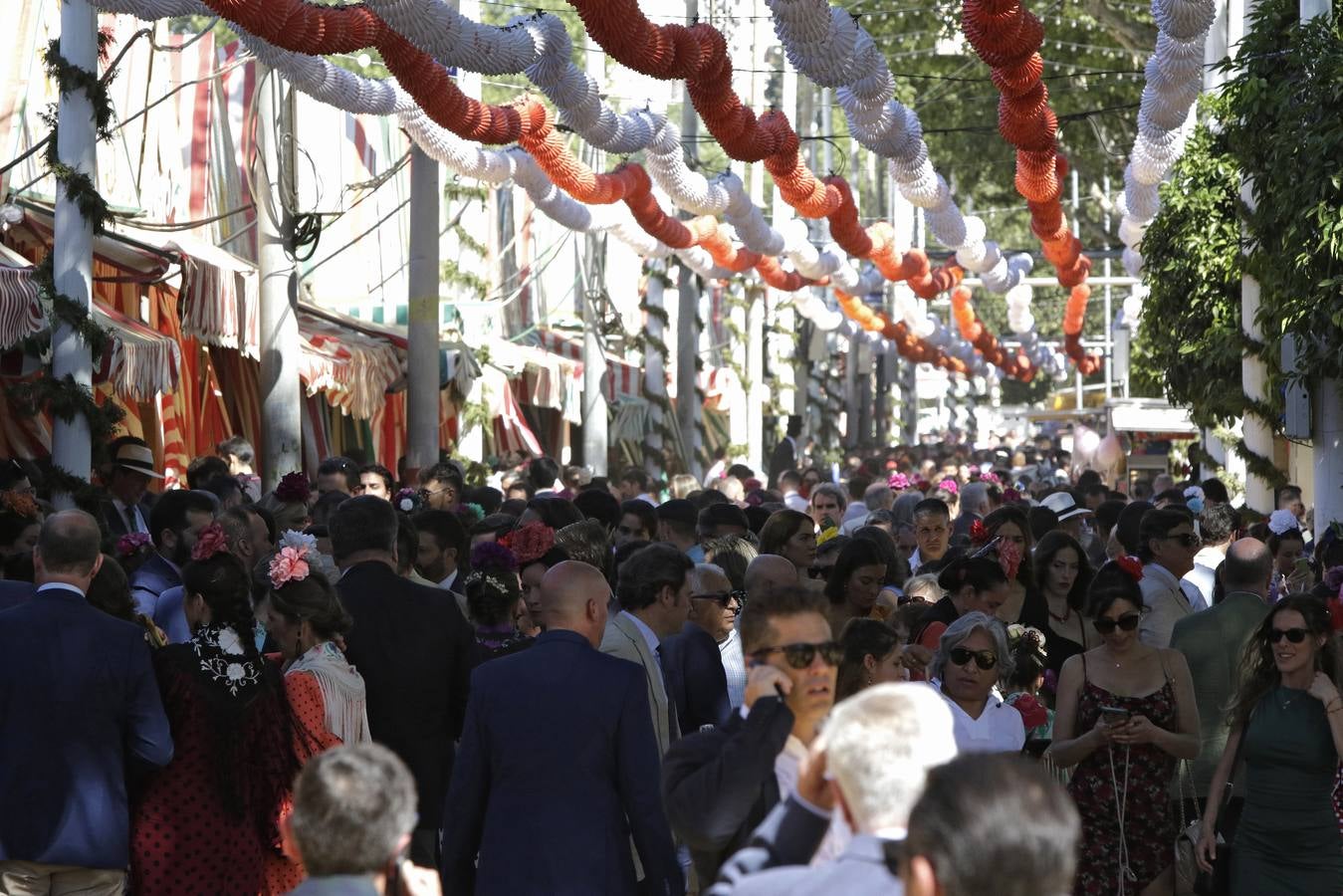 Multitudinaria jornada de Feria, previa al festivo