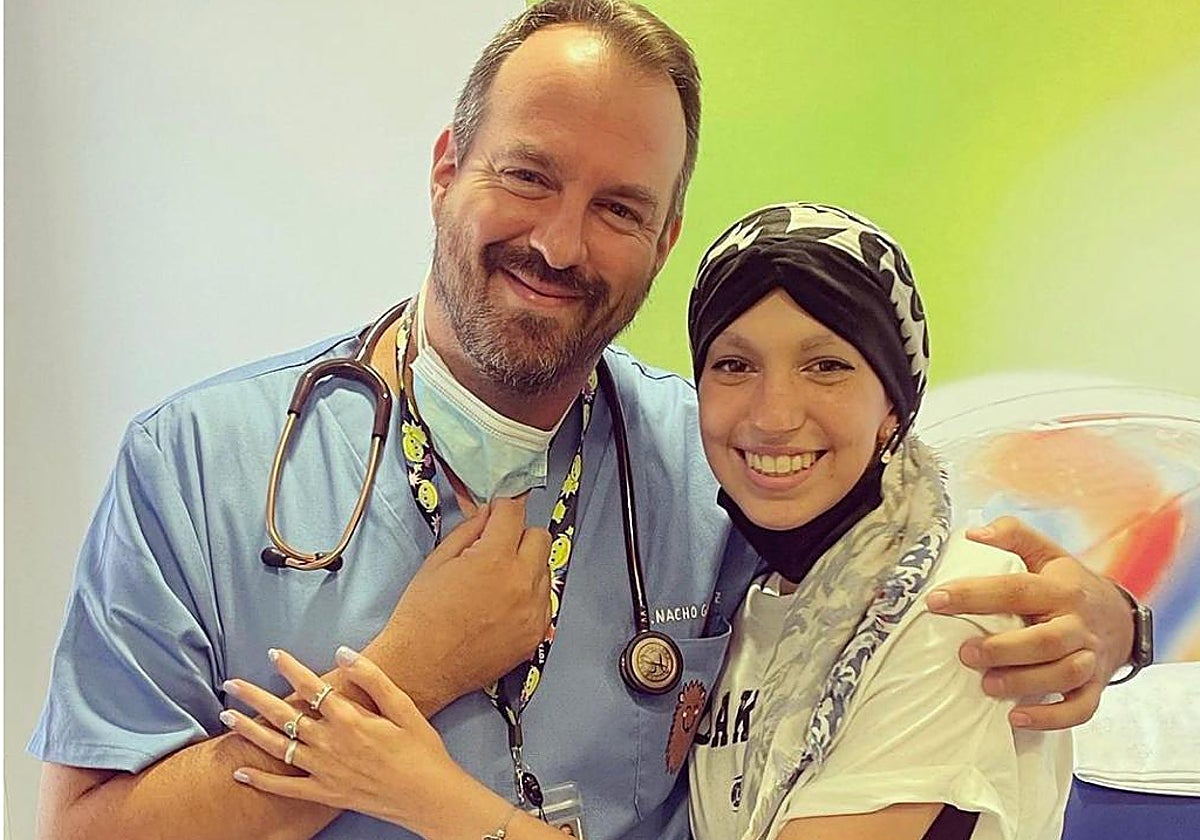 El oncólogo pediátrico del Virgen del Rocío, Nacho Gutiérrez, con Elena Huelva, fallecida el pasado 3 de enero