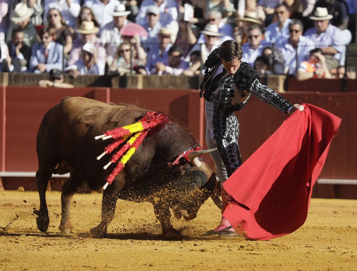 Faena de Julián López 'El Juli', este martes en la plaza de toros de Sevilla