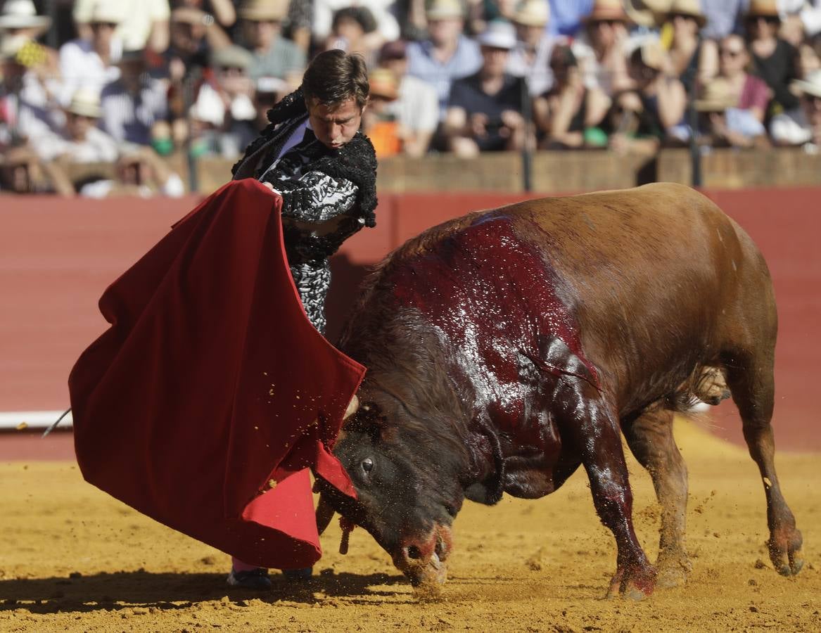Faena de Julián López 'El Juli', este martes en la plaza de toros de Sevilla
