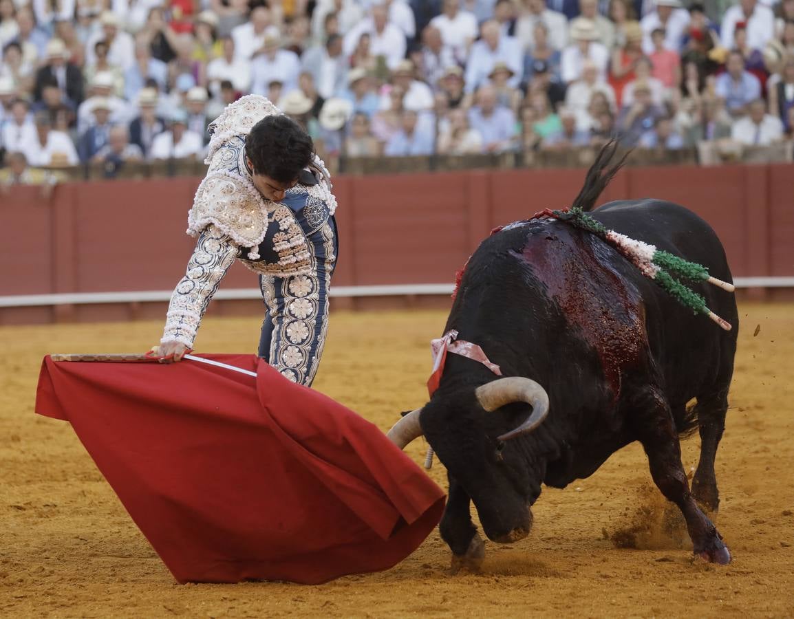 Faena de Tomás Rufo, este martes en la plaza de toros de Sevilla