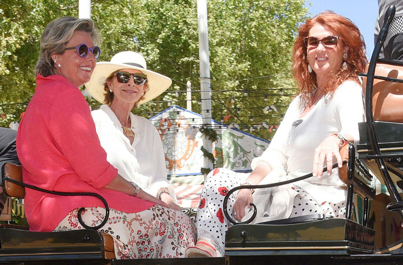 Simoneta Gómez-Acebo con amigas en carruaje por el real de la Feria
