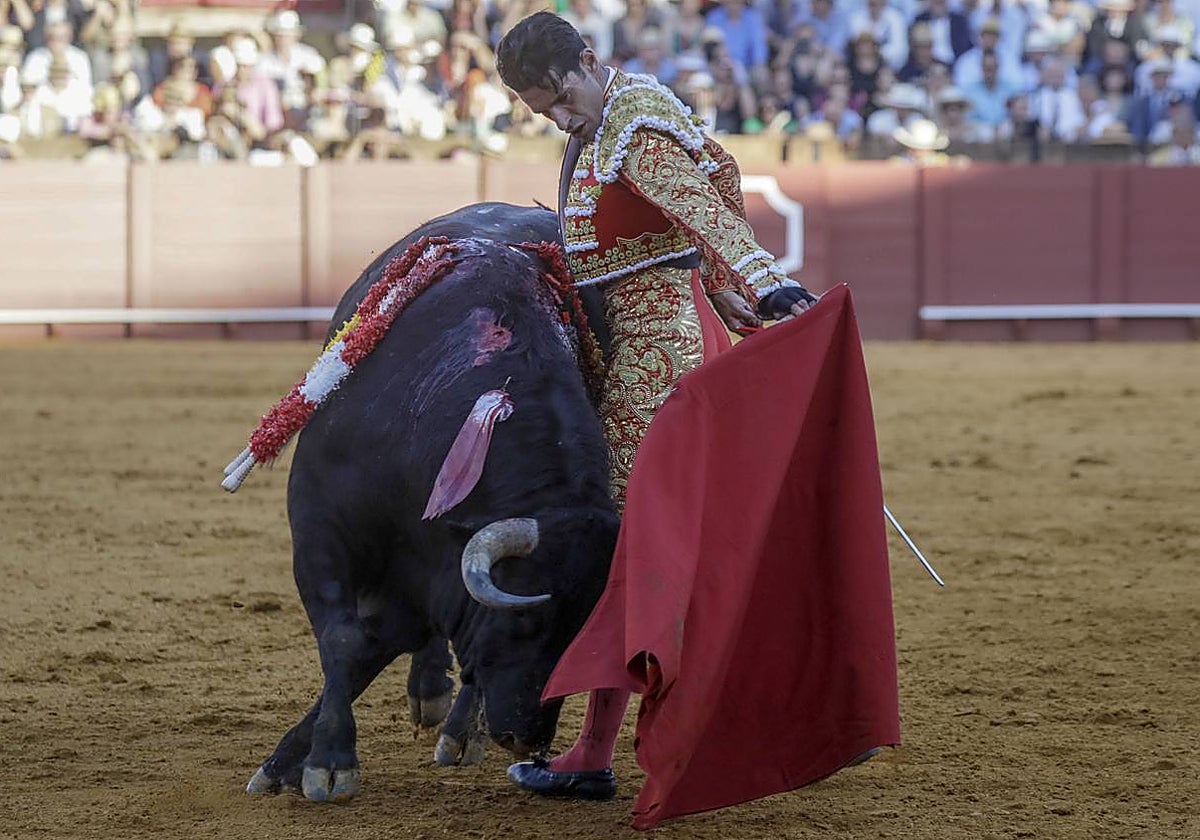 Alejandro Talavante, con su segundo toro de la tarde 'Serrador'