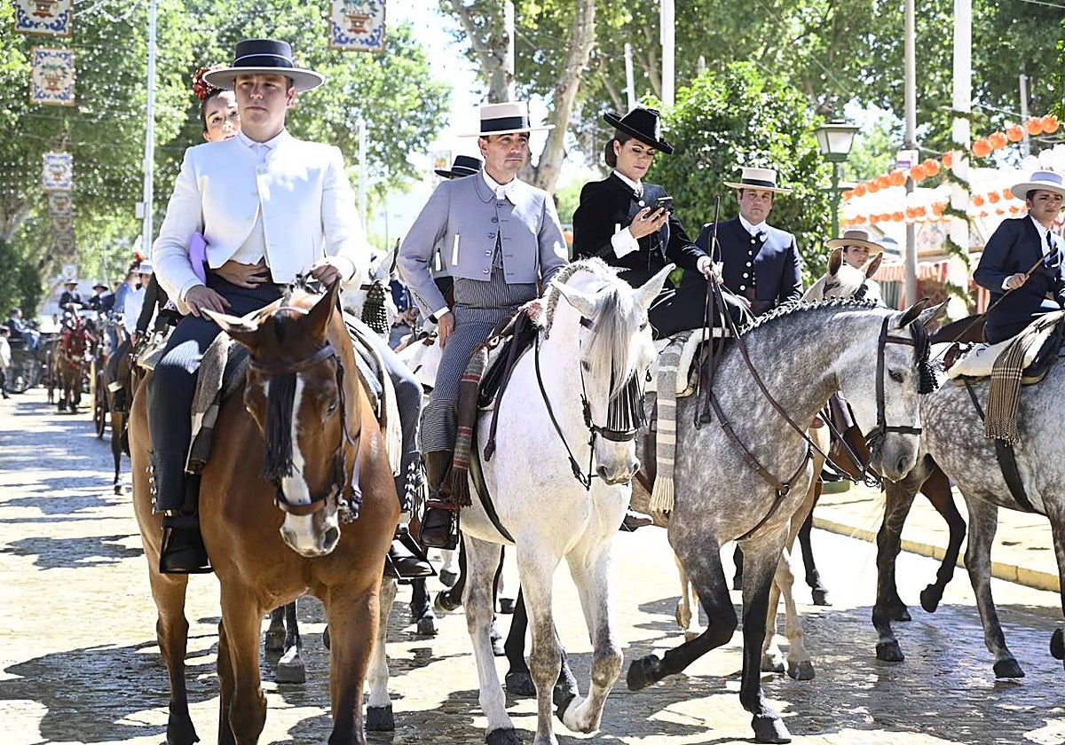 Gran ambiente de carruajes y jinetes este miércoles festivo en la Feria de Abril 2023