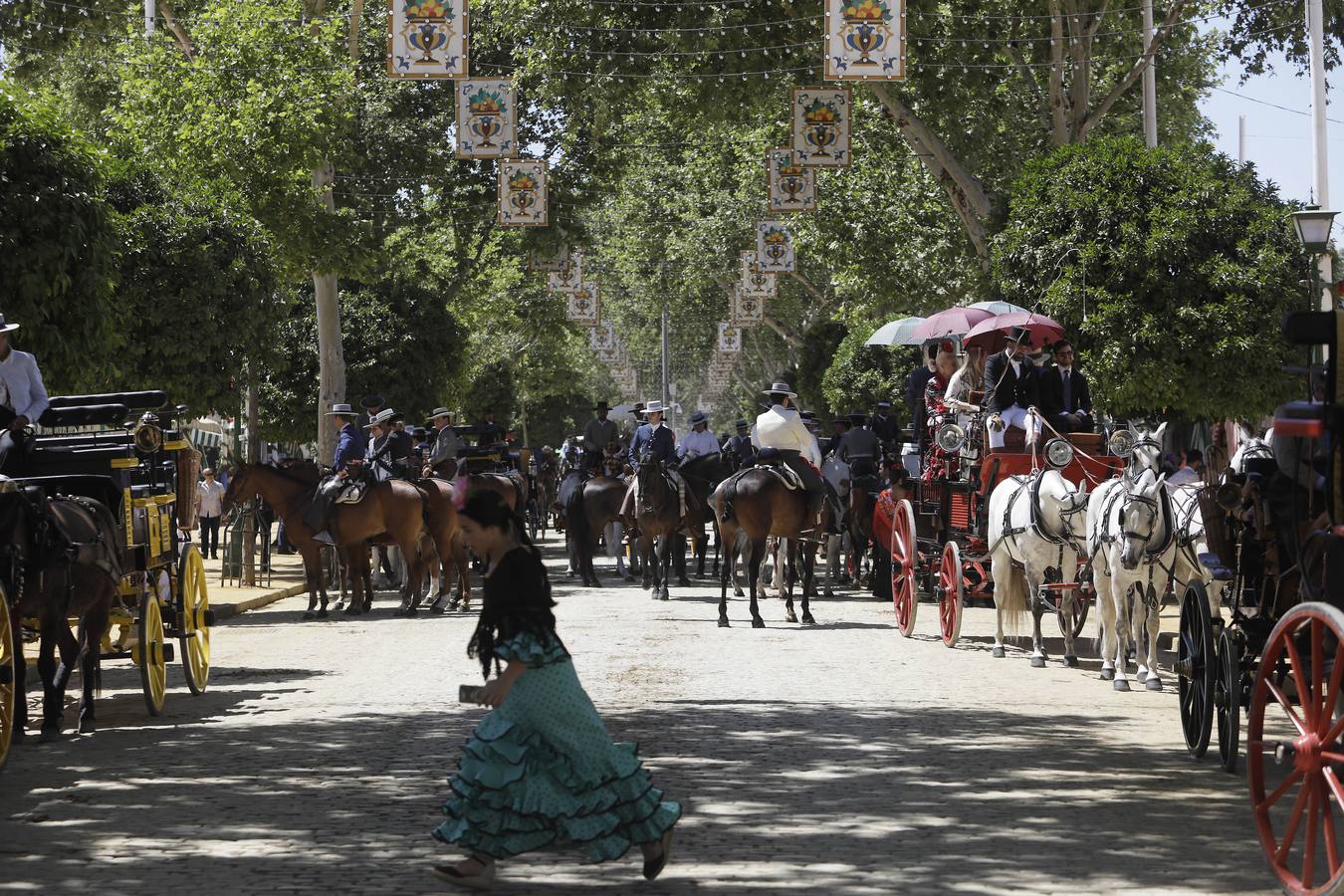 Ambiente en el real este miércoles festivo de la Feria de Abril 2023