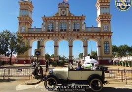 ¿Qué hace un coche de 1928 junto a la portada de la Feria de Sevilla?