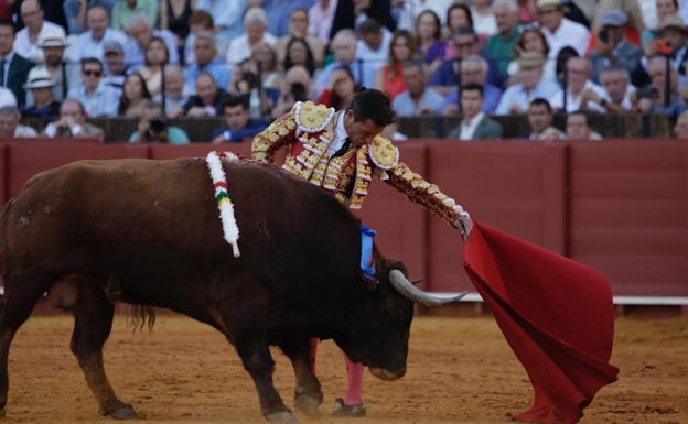 Sublime faena de Morante en Sevilla: corta un rabo después de medio siglo