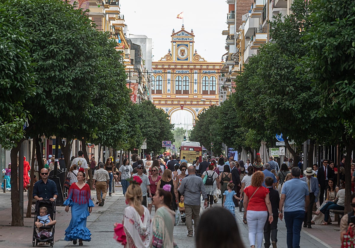 La calle Asunción repleta de personas que se dirigen a la portada de la Feria