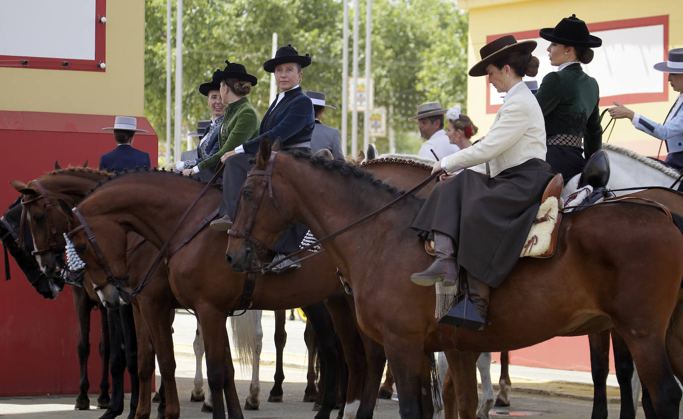 La concentración de amazonas en la portada del Real durante la mañana del jueves