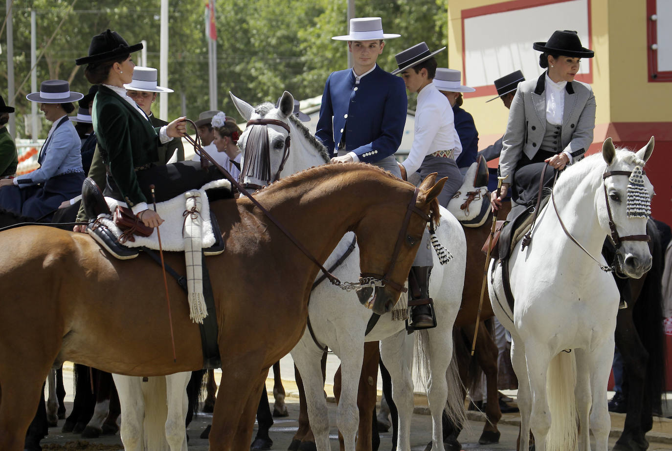 La concentración de amazonas en la portada del Real durante la mañana del jueves