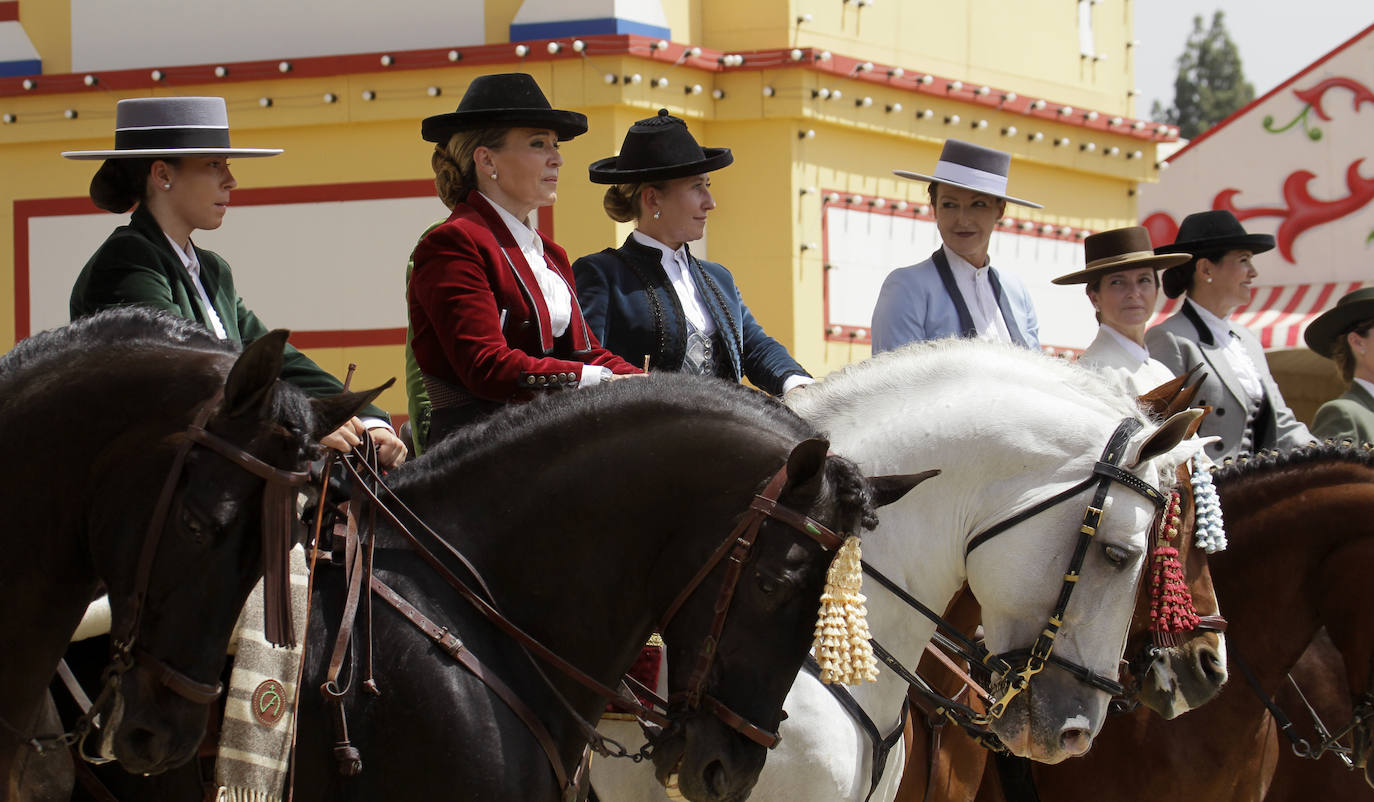 La concentración de amazonas en la portada del Real durante la mañana del jueves