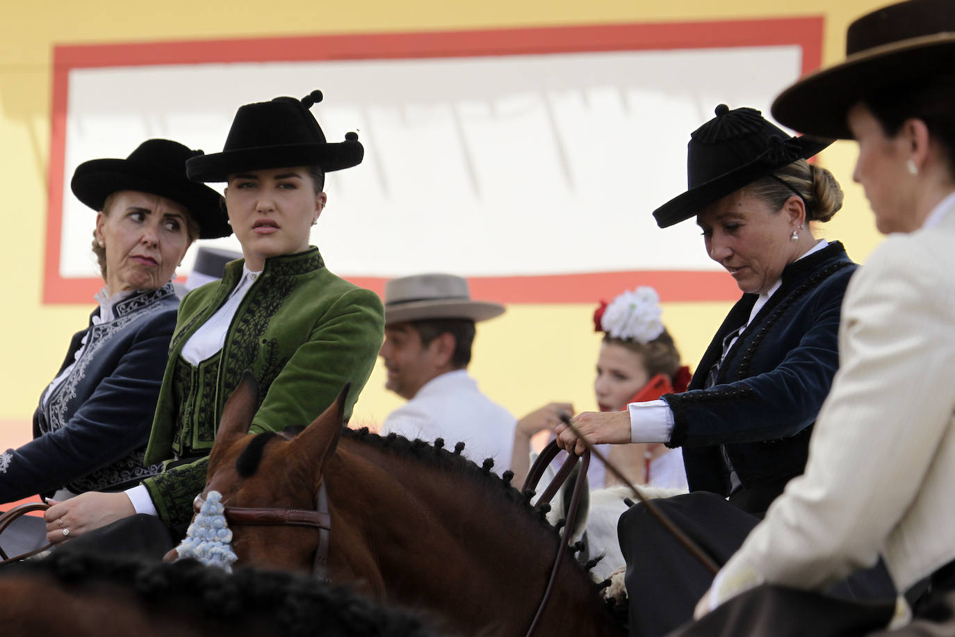 La concentración de amazonas en la portada del Real durante la mañana del jueves