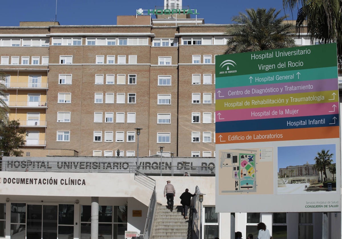 Panel informativo del hospital universitario Virgen del Rocío a la entrada del hospital general