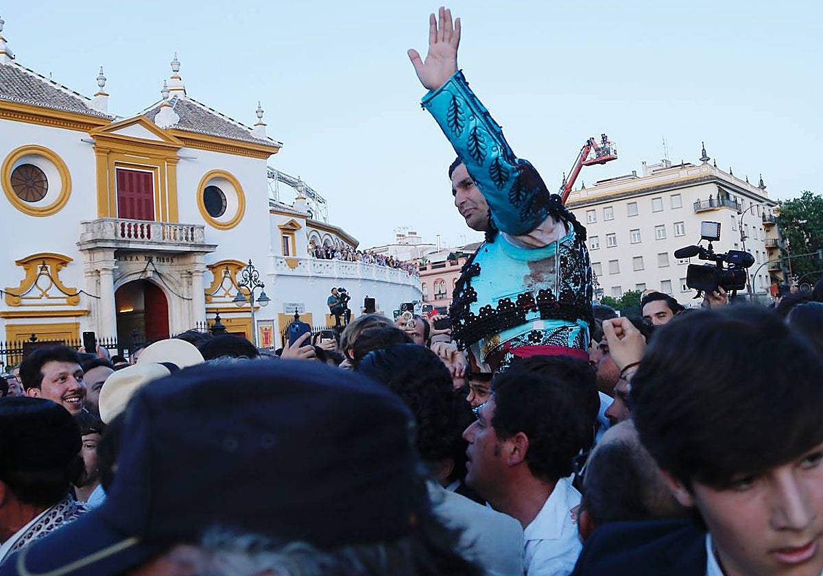 Morante de la Puebla fue llevado a hombros desde la Maestranza hasta el Hotel Colón