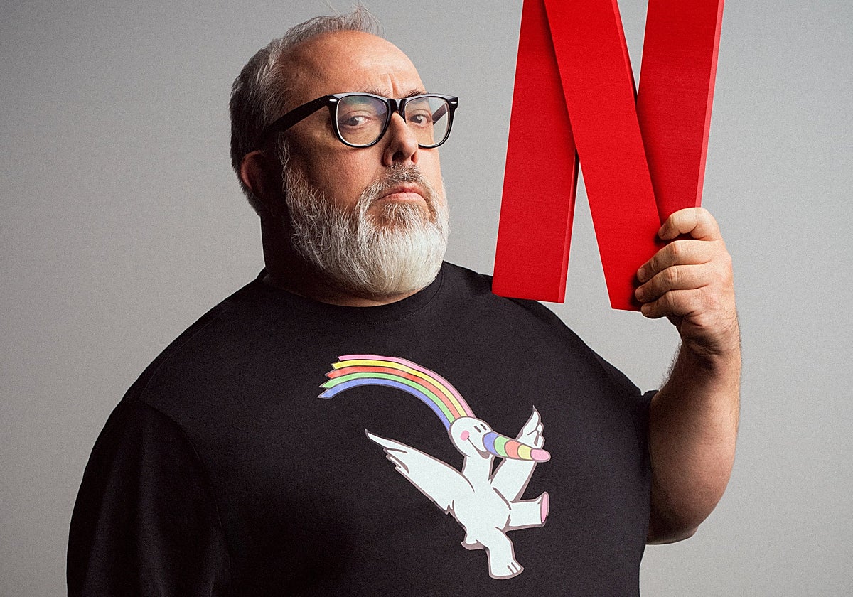 Álex de la Iglesia con una camiseta de Curro