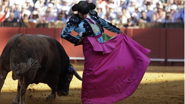 Morante resume y sublima en Sevilla tres siglos de tauromaquia en su proclamación como dios del mundo terrenal