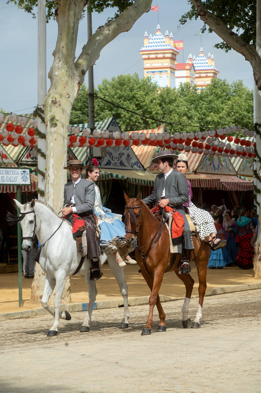 Ambiente en el Real de la Feria en este viernes pasado por agua