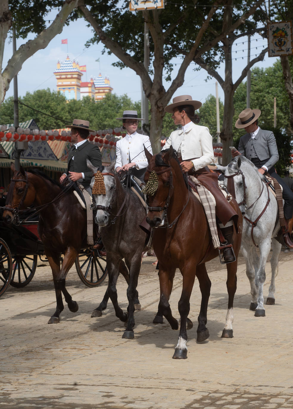 Ambiente en el Real de la Feria en este viernes pasado por agua