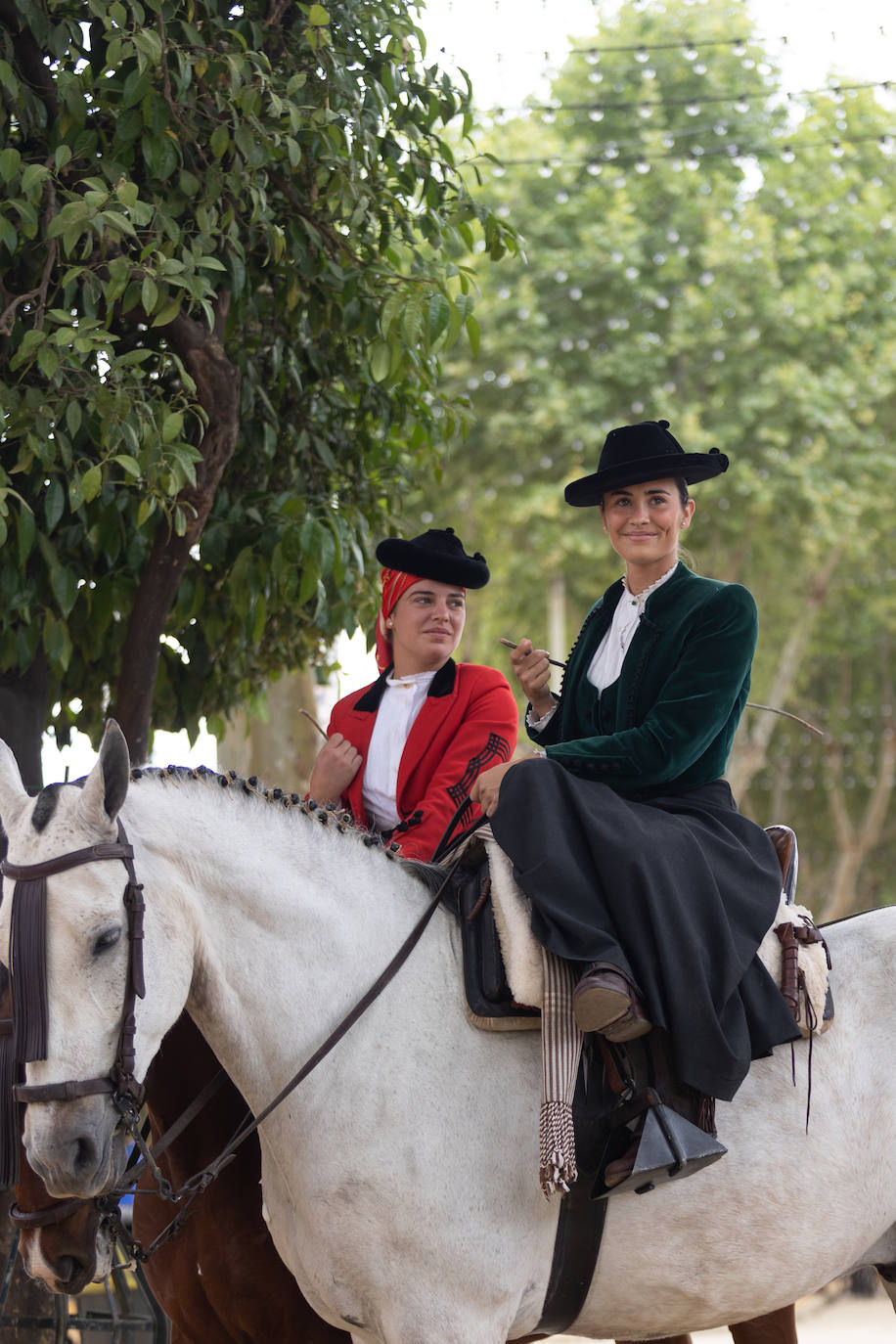 Ambiente en el Real de la Feria en este viernes pasado por agua
