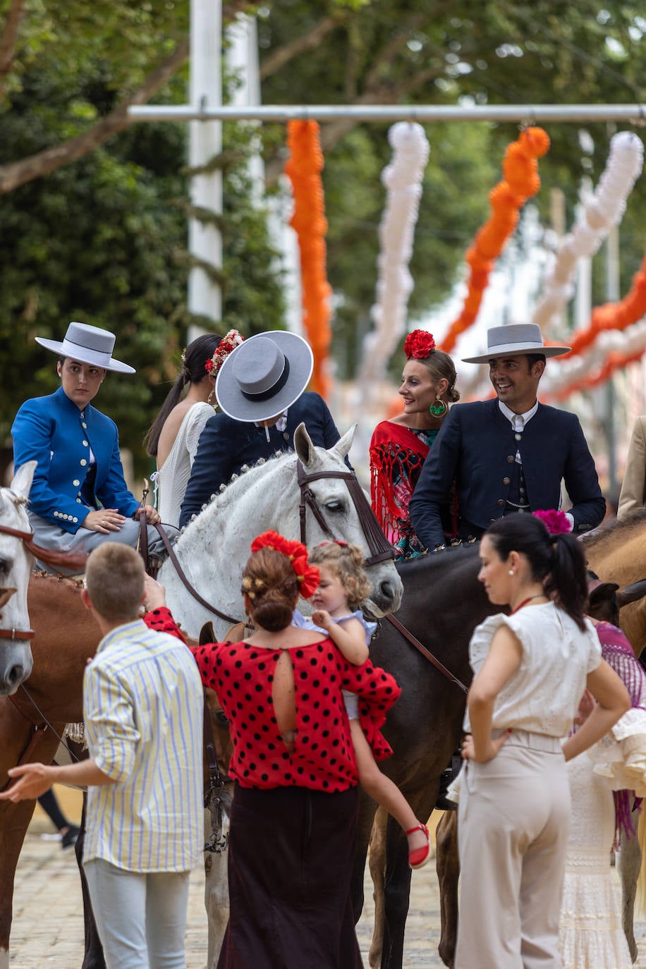 Ambiente en el Real de la Feria en este viernes pasado por agua