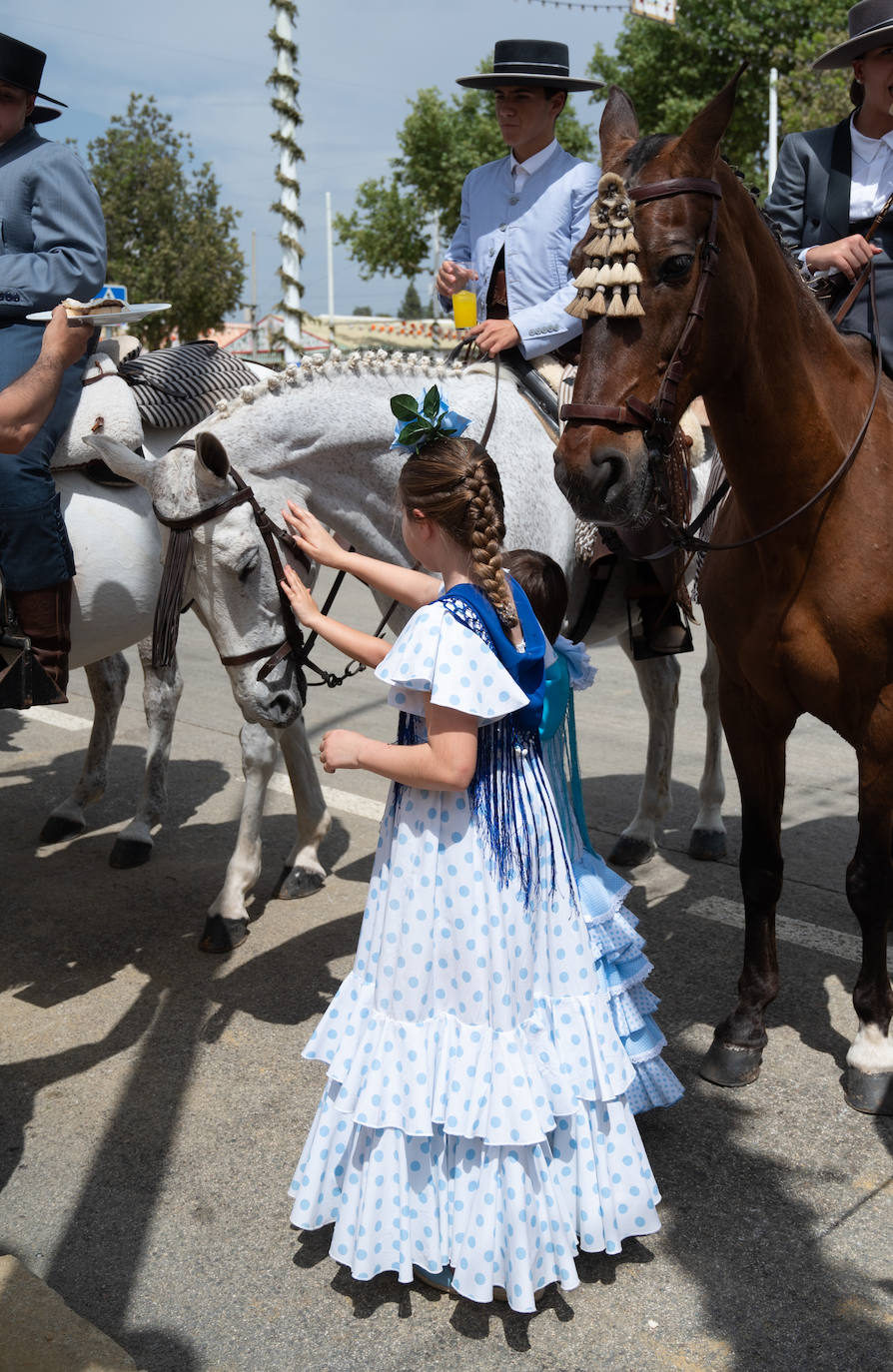 Ambiente en el Real de la Feria en este viernes pasado por agua