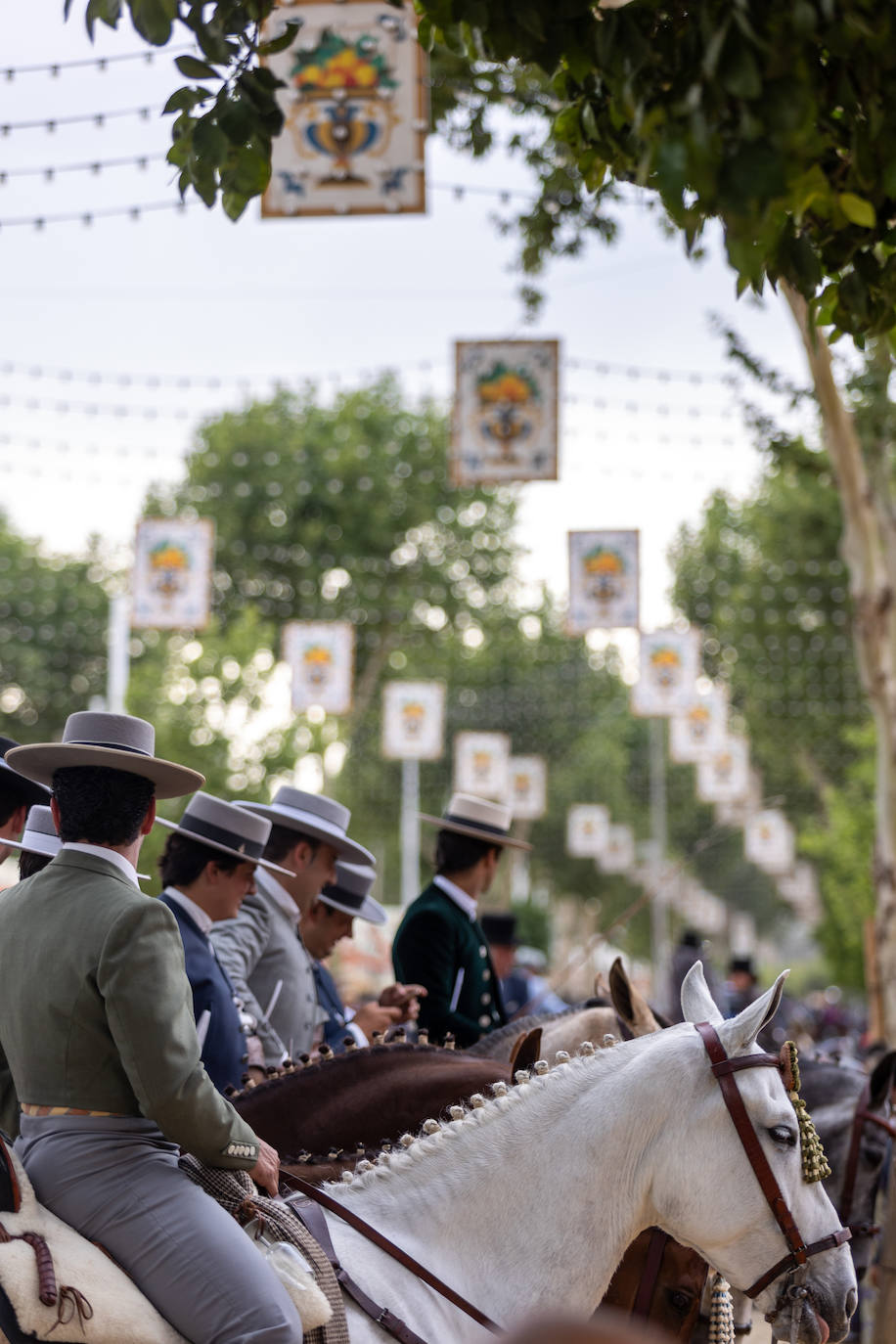Ambiente en el Real de la Feria en este viernes pasado por agua
