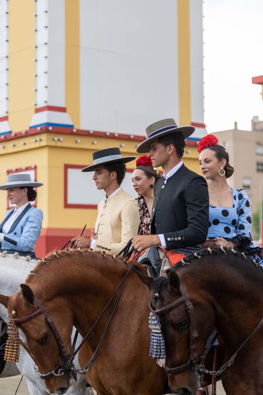 Ambiente en el Real de la Feria en este viernes pasado por agua