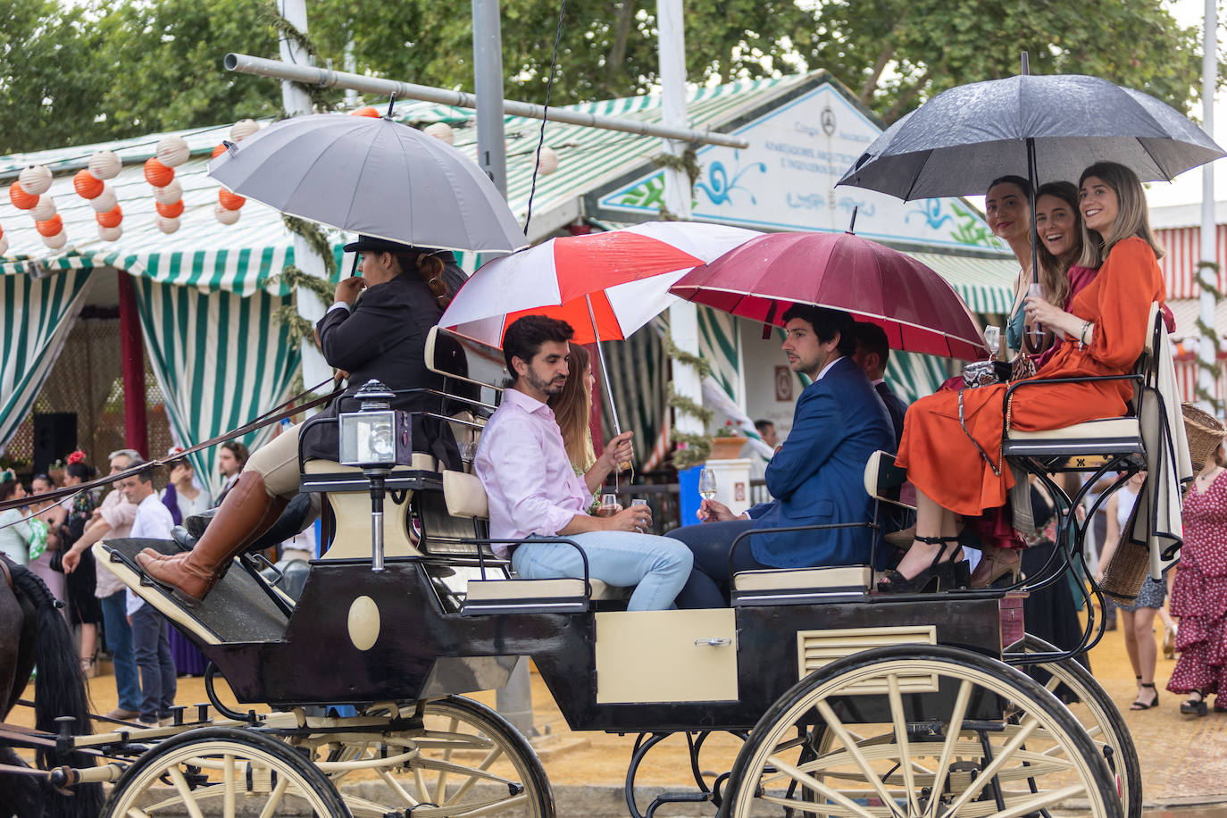 Ambiente en el Real de la Feria en este viernes pasado por agua