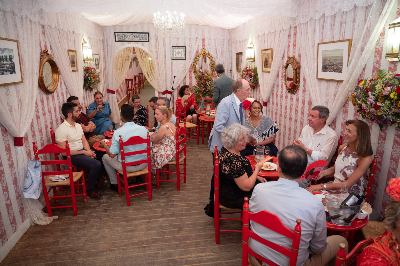 Ambiente en el Real de la Feria en este viernes pasado por agua