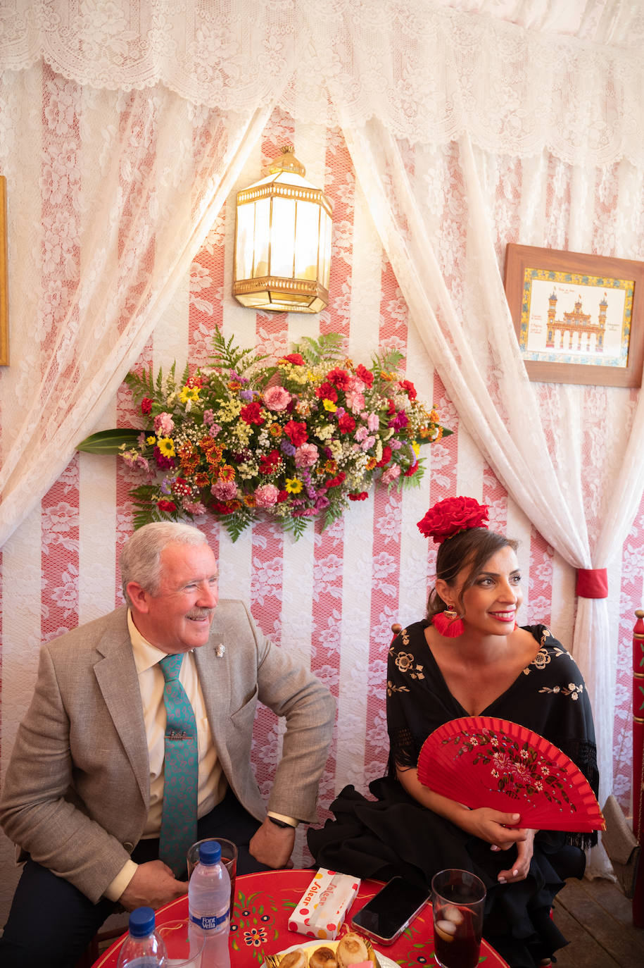 Ambiente en el Real de la Feria en este viernes pasado por agua
