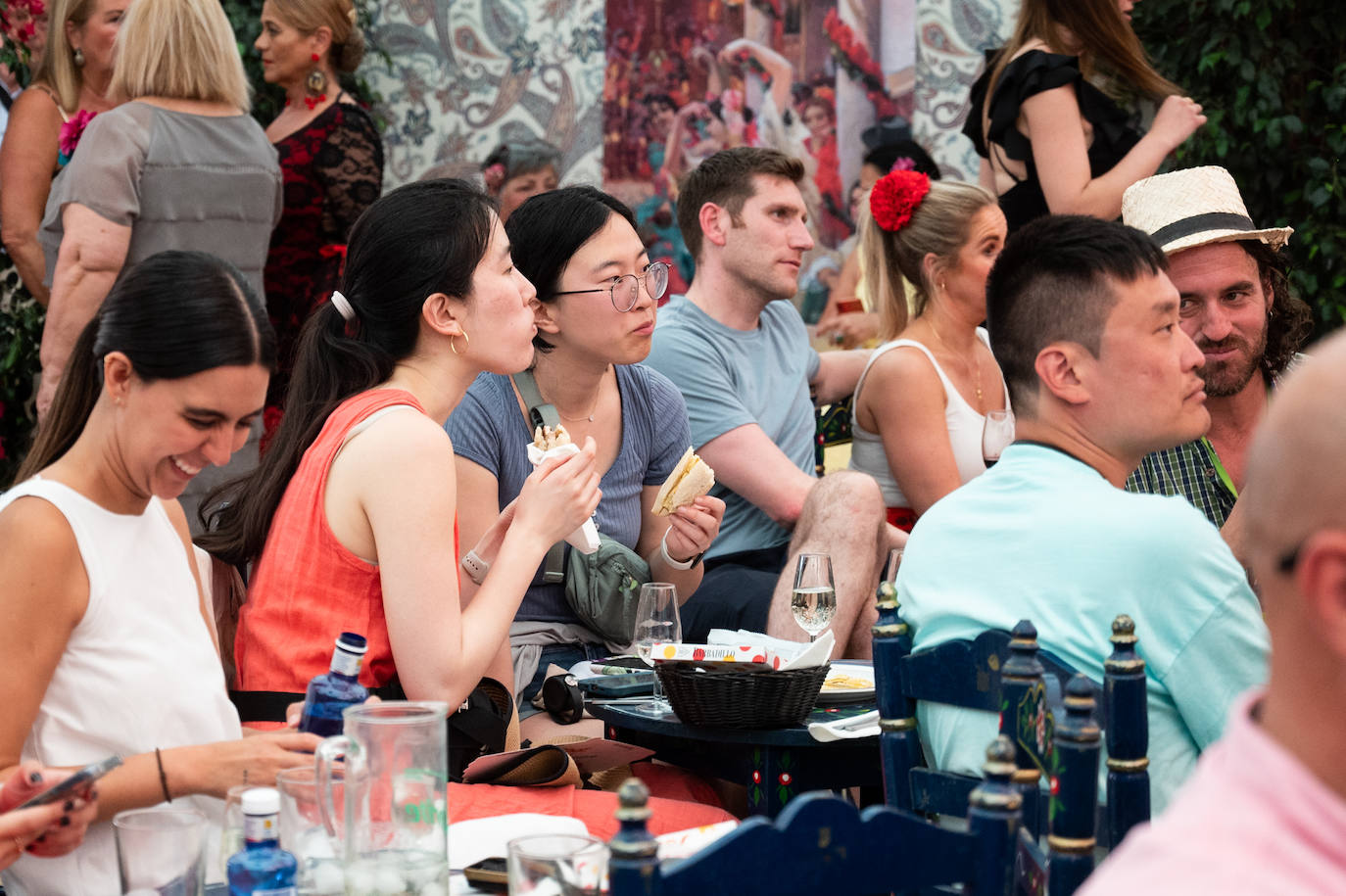 Ambiente en el Real de la Feria en este viernes pasado por agua