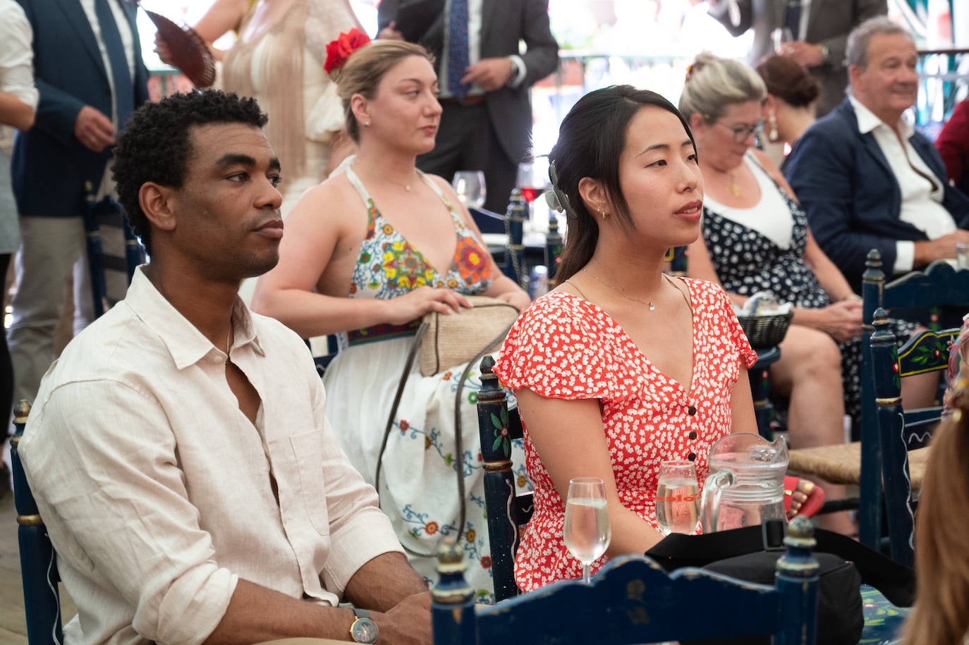 Ambiente en el Real de la Feria en este viernes pasado por agua