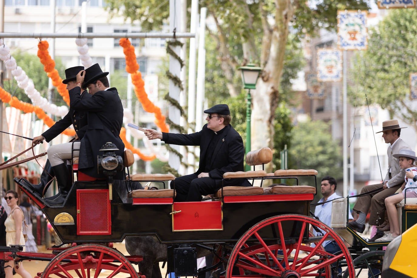 Ambiente en el Real de la Feria en este viernes pasado por agua