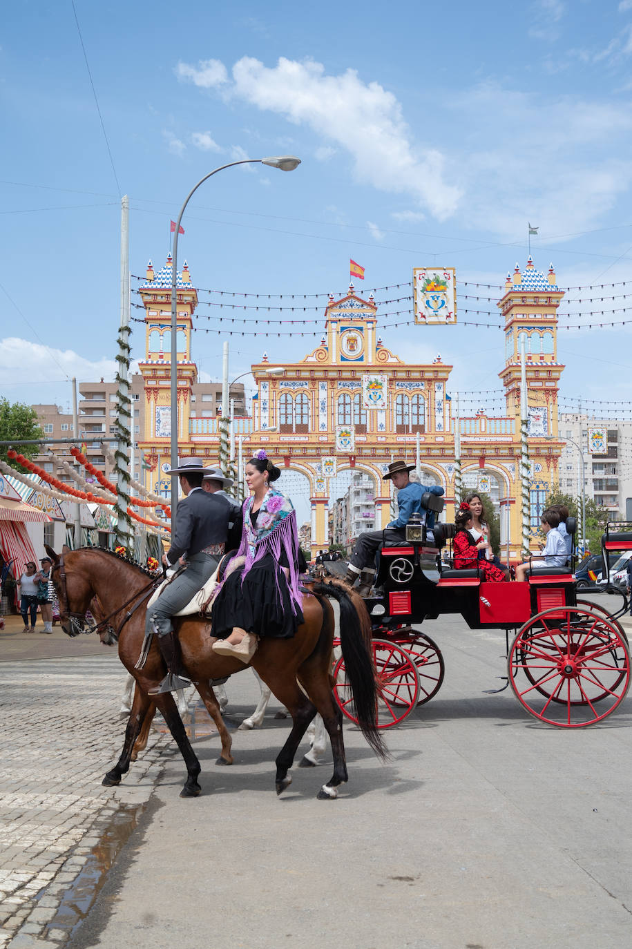 Ambiente en el Real de la Feria en este viernes pasado por agua