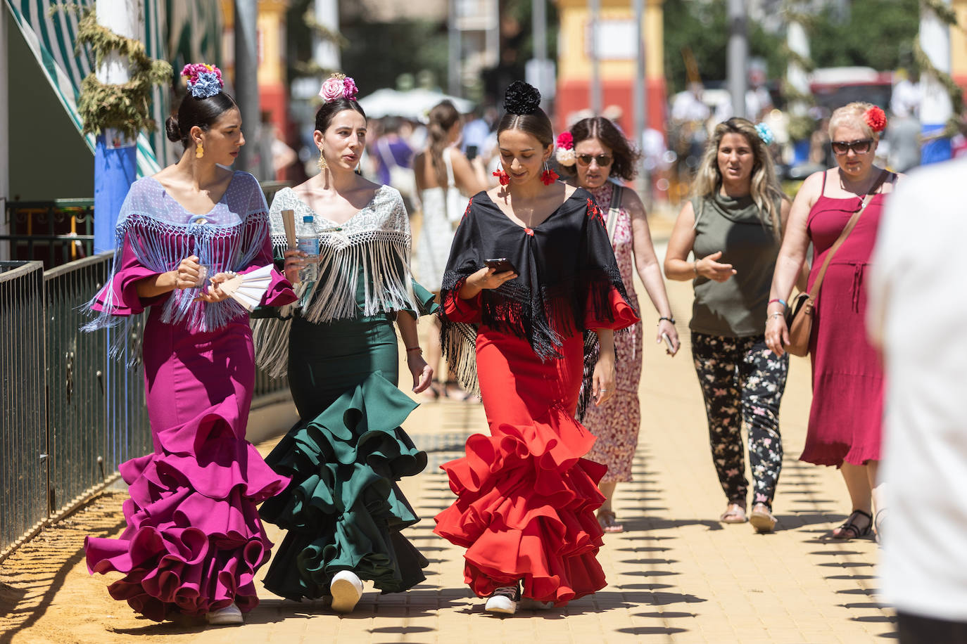 Ambiente en el Real durante el último día de la Feria de Abril de 2023