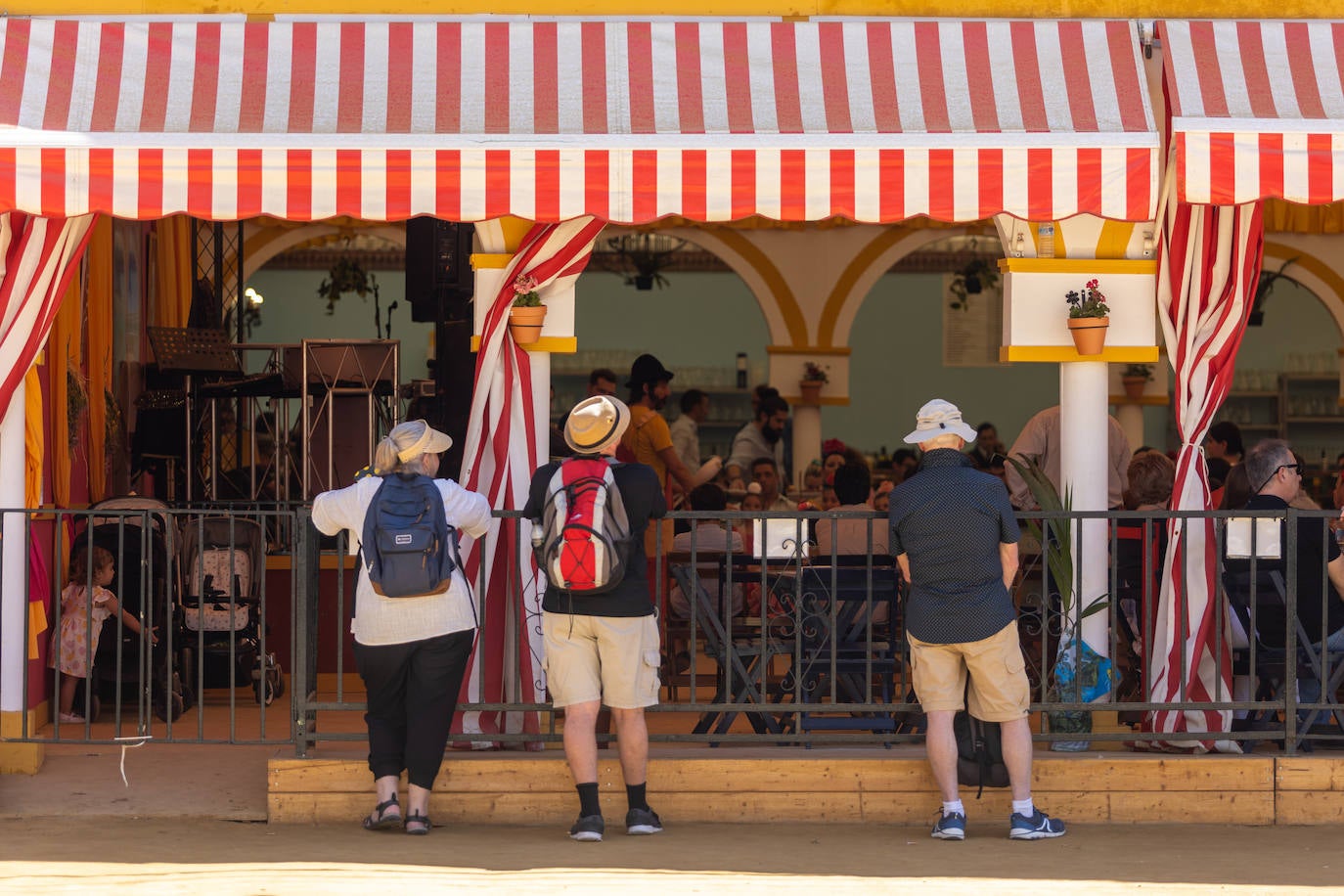 Ambiente en el Real durante el último día de la Feria de Abril de 2023