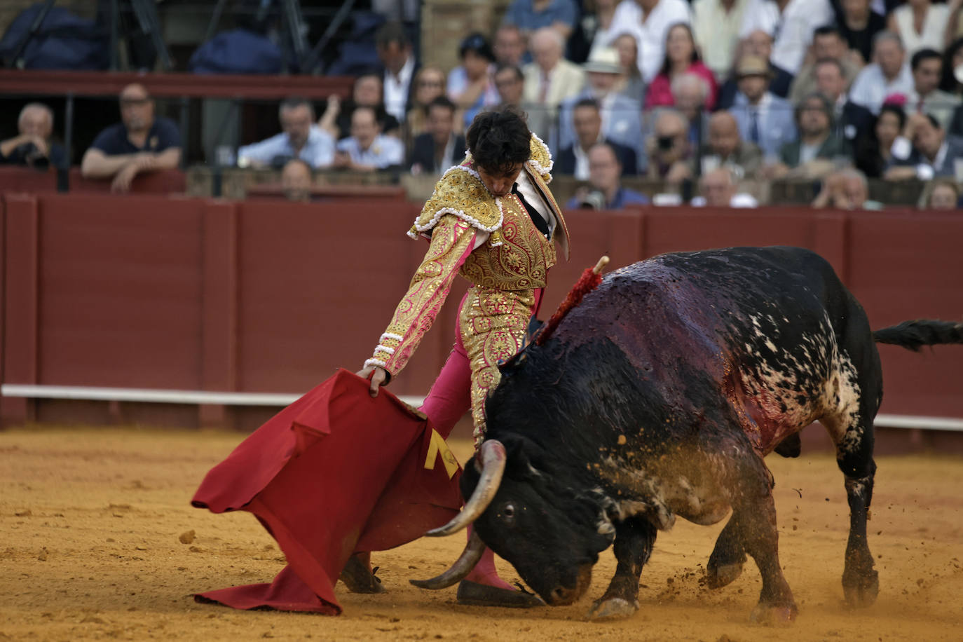 Cayetano durante su faena en la plaza de toros de la Real Maestranza de Sevilla