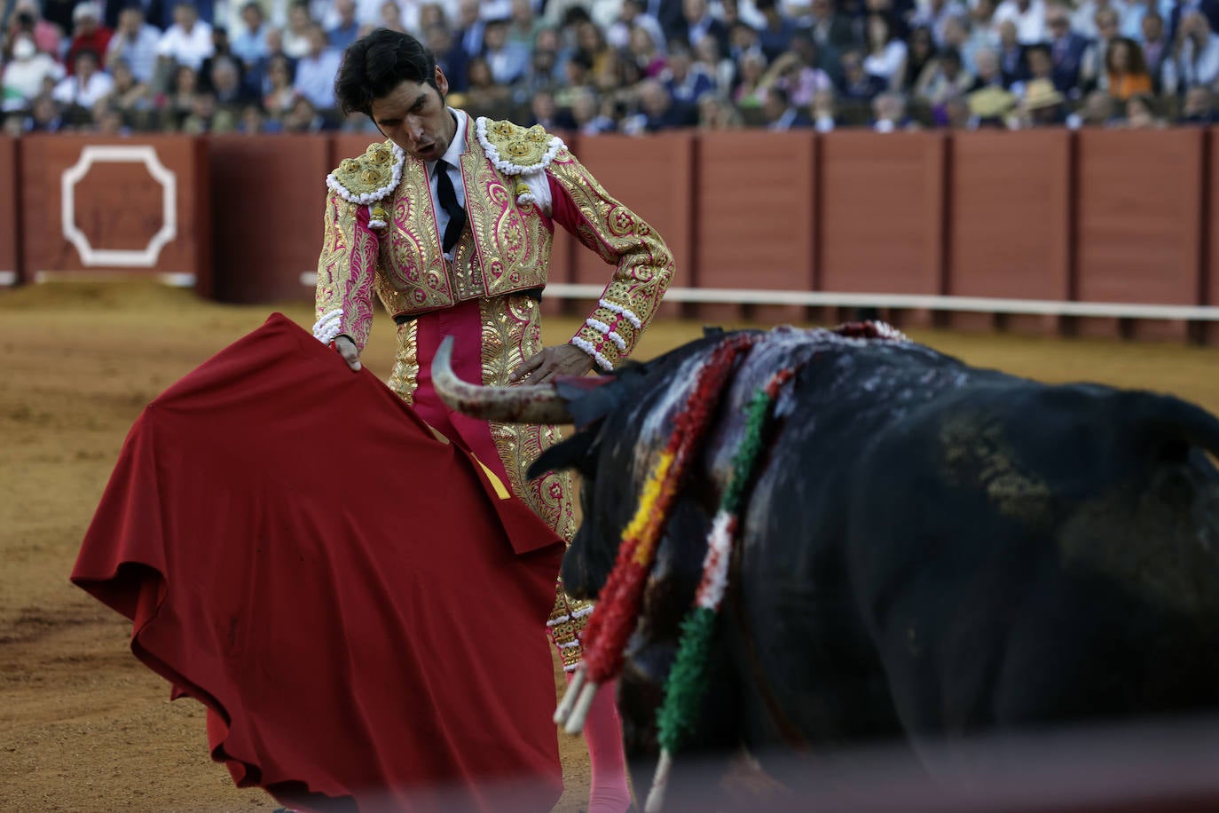 Cayetano durante su faena en la plaza de toros de la Real Maestranza de Sevilla
