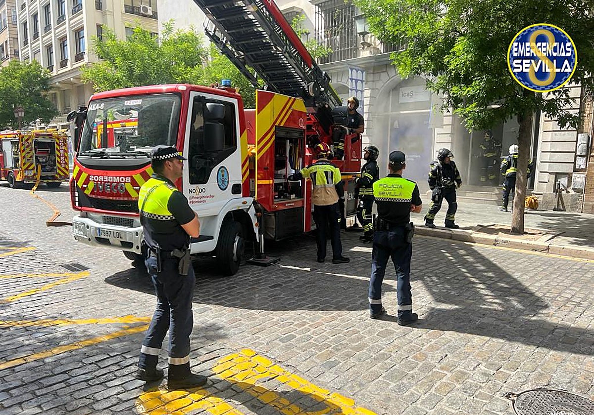 Un incendio en la calle Laraña de Sevilla obliga a desalojar un edificio