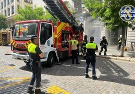 Un incendio en la calle Laraña de Sevilla obliga a desalojar un edificio