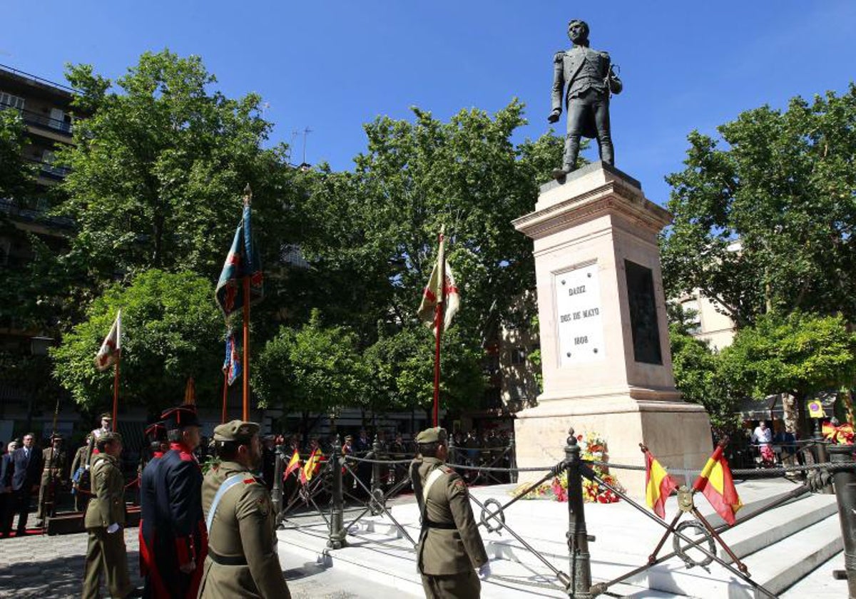 Actos del Dos de Mayo en la plaza de la Gavidia ante la estatua de Daóiz