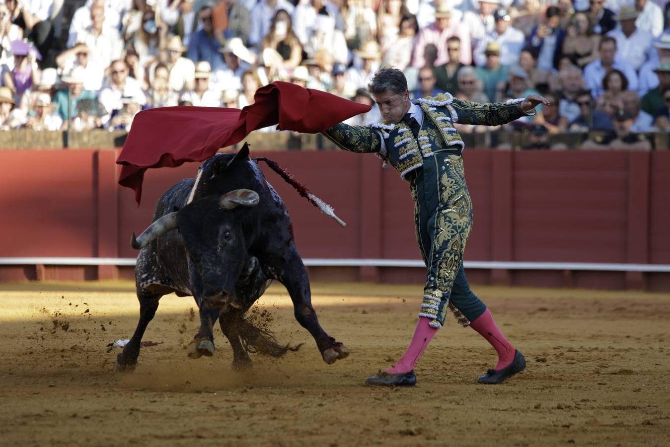 Escribano cortó una oreja y se le resistió la segunda por una mal estocada