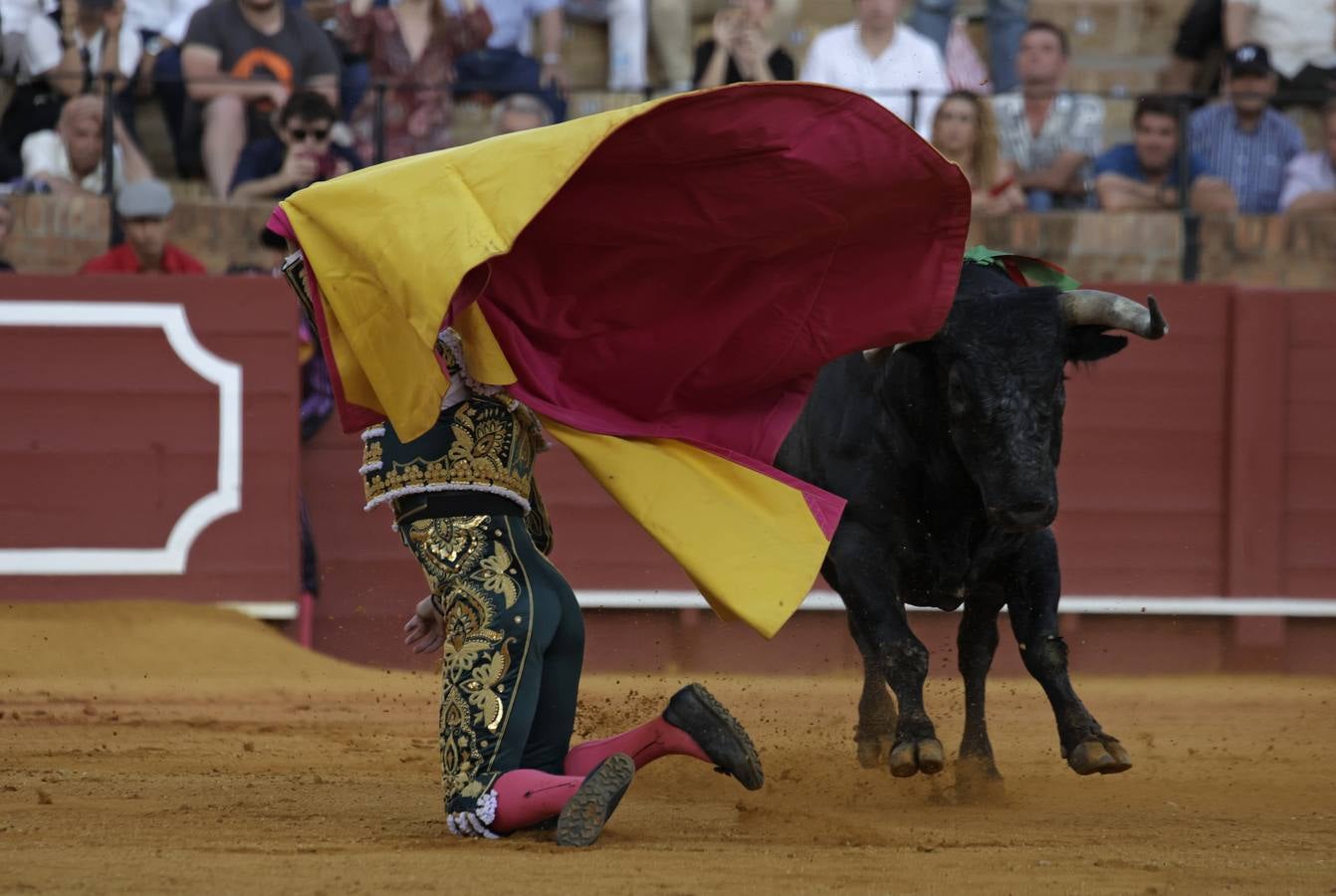 Escribano cortó una oreja y se le resistió la segunda por una mal estocada
