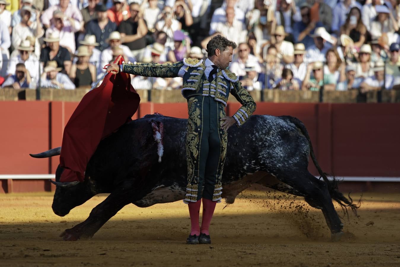 Escribano cortó una oreja y se le resistió la segunda por una mal estocada