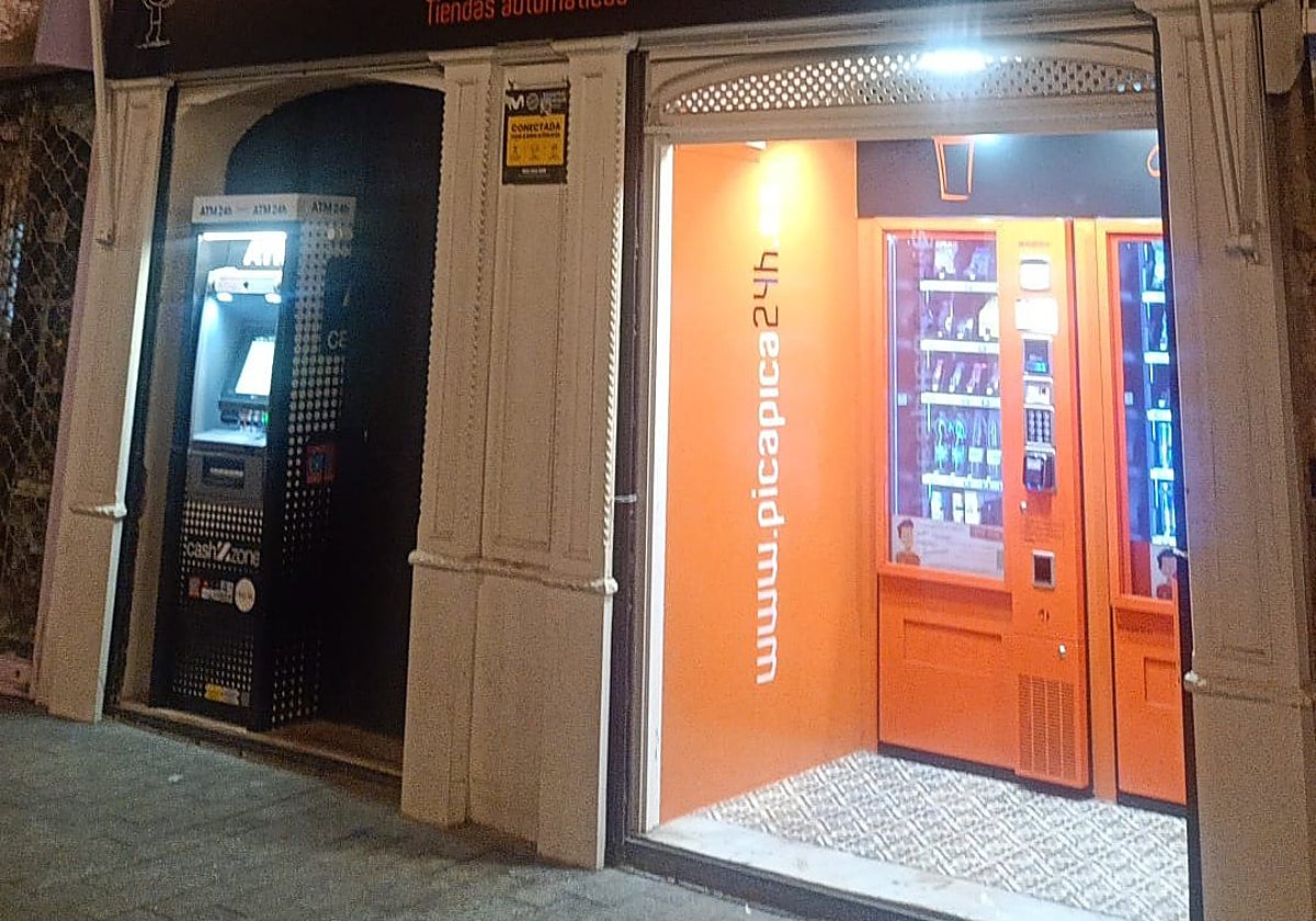 Cajero automático y máquinas expendedoras en la plaza de Jesús de la Pasión o más conocida como plaza del Pan